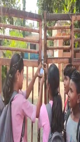 सोयगाव तालुक्यात उशिरा येणाऱ्या शिक्षकांना विद्यार्थ्यांनी केले टाळेबंद.