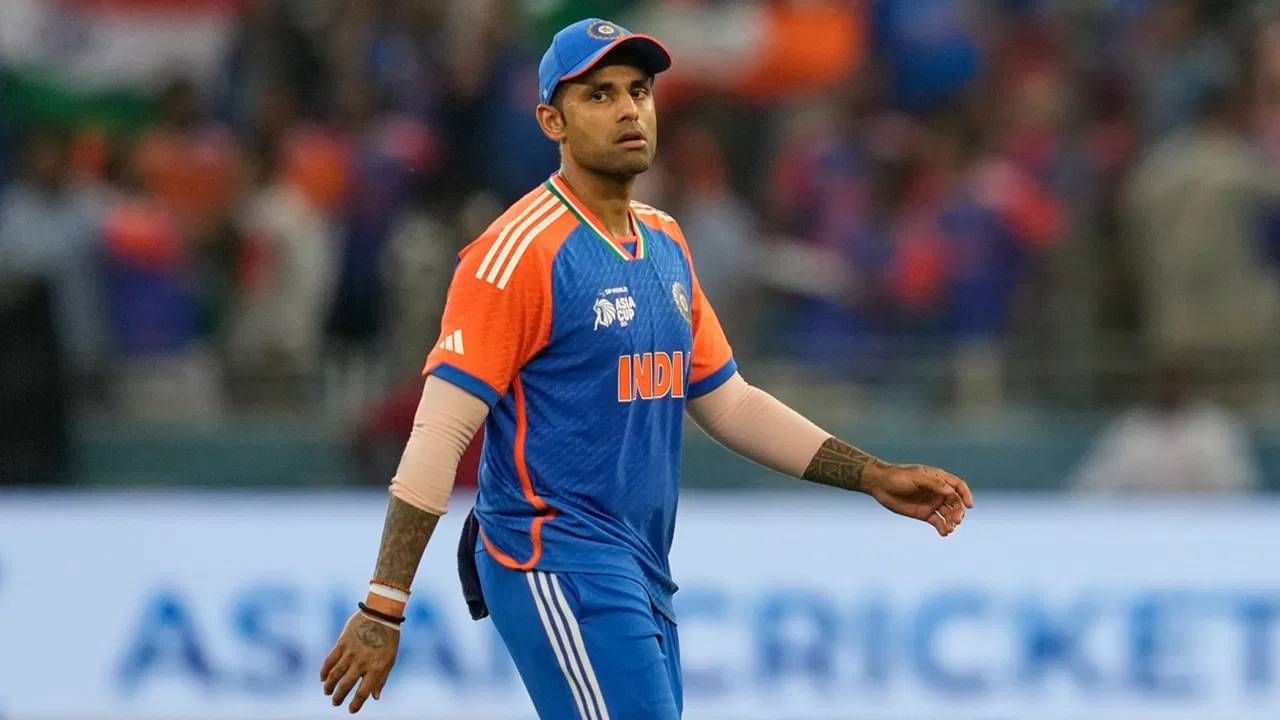 सूर्यकुमारने या वर्षाच्या सुरुवातीला विदर्भाविरुद्ध रणजी ट्रॉफीच्या उपांत्य सामन्यात मुंबईकडून शेवटचा सामना खेळला होता. आता सय्यद मुश्ताक अली ट्रॉफीमधून देशांतर्गत क्रिकेटमध्ये पुनरागमन करत आहे. पण त्याने टी20 वर्ल्डकप स्पर्धेपूर्वी इतर कोणत्याही फॉर्मेटमध्ये खेळणार नाही हे स्पष्ट केलं आहे. (Image Credits: PTI)