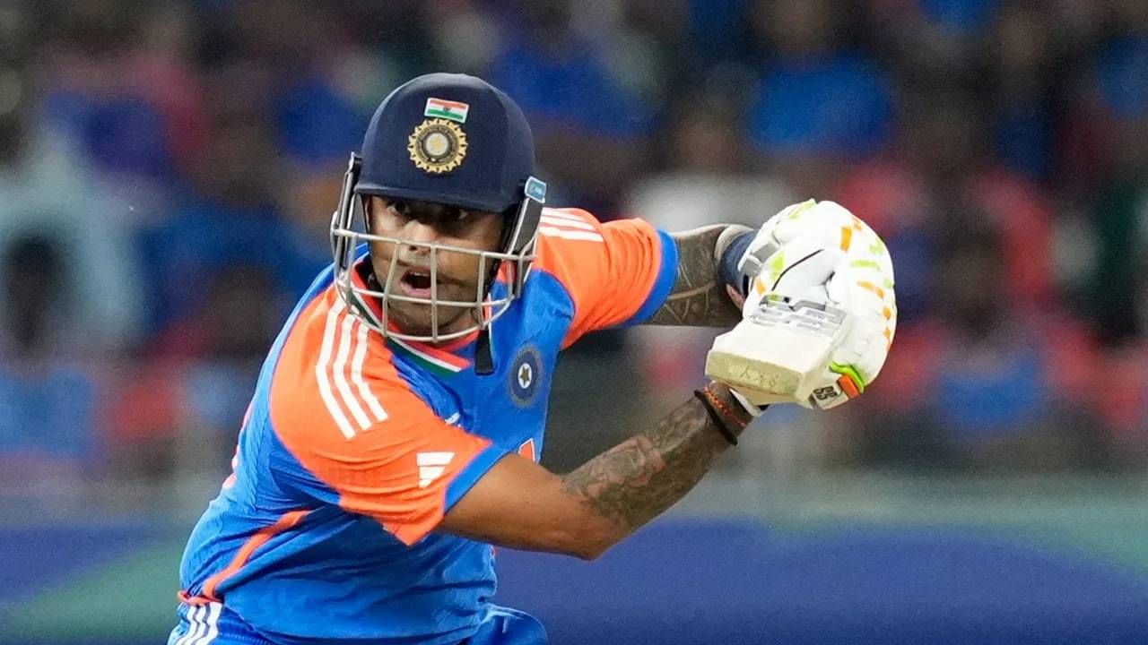 सूर्यकुमार यादव 6 आणि 8 डिसेंबर रोजी शेवटच्या दोन लीग सामन्यांमध्ये खेळू शकणार नाही. दक्षिण आफ्रिकेविरुद्ध पहिला टी20 सामना 9 डिसेंबर रोजी आहे. मुंबईचे केरळ, रेल्वे, विदर्भ, आंध्र, आसाम, छत्तीसगड आणि ओडिशा विरुद्ध लीग सामने आहेत. (Image Credits: PTI)