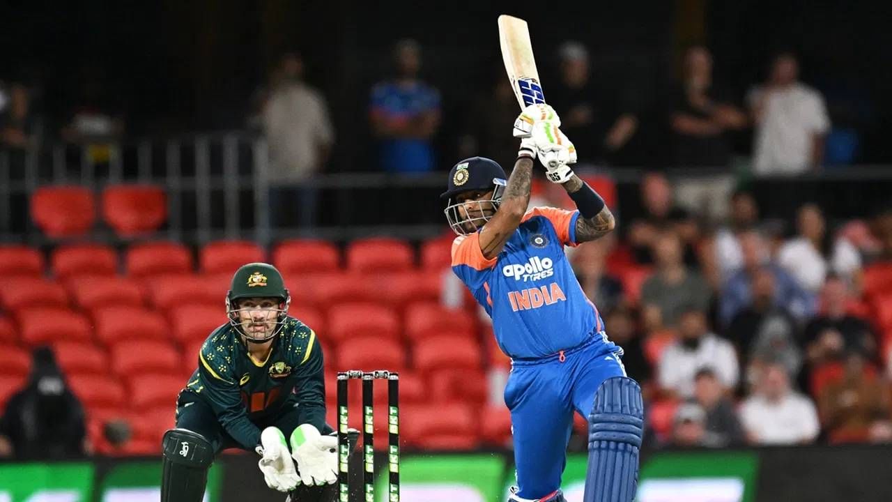 टी20 वर्ल्डकप 2026 स्पर्धेपूर्वी सूर्यकुमार अधिकाअधिक सामने खेळण्याचा प्रयत्नात आहे. याच तयारीचा भाग म्हणून  सय्यद मुश्ताक अली ट्रॉफीमध्ये खेळणार आहे. सय्यद मुश्ताक अली ट्रॉफीमधील मुंबईचा पहिला सामना 26 नोव्हेंबर रोजी लखनौमध्ये आहे. (Image Credits: PTI)