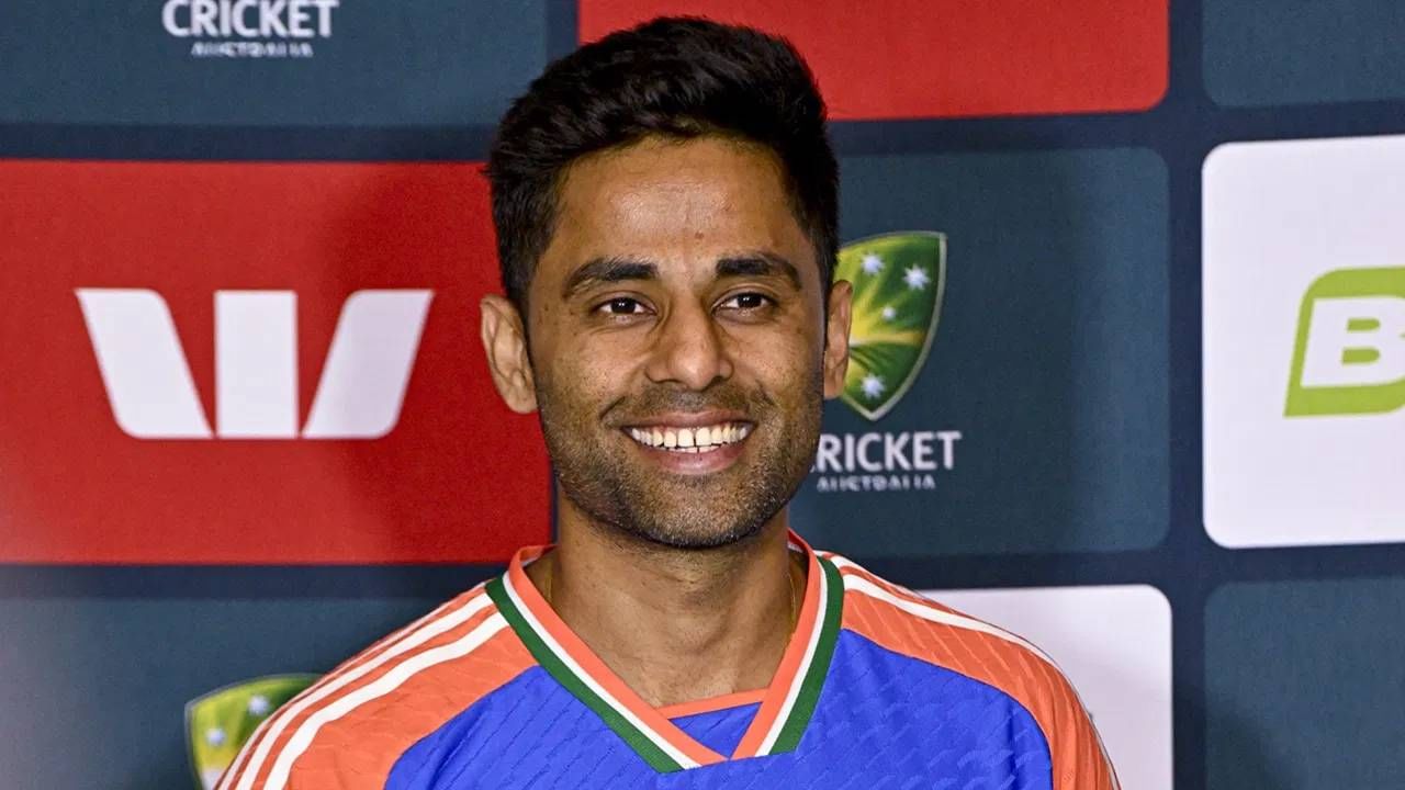 भारत दक्षिण अफ्रिका यांच्यात पाच सामन्यांची टी20 मालिका होणार आहे. ही मालिका म्हणजे भारताचं टी20 वर्ल्डकप स्पर्धेपूर्वीची लिटमस टेस्ट असणार आहे. त्यामुळे या मालिकेकडे गांभीर्याने पाहिलं जात आहे. असं असताना सूर्यकुमार यादव सय्यद मुश्ताक अली ट्रॉफीमध्ये मुंबईचे नेतृत्व करण्याची शक्यता आहे. कारण त्याने सय्यद मुश्ताक अली स्पर्धेत खेळण्यास उपलब्ध असल्याचं आधीच सांगितलं आहे. (Image Credits: PTI)