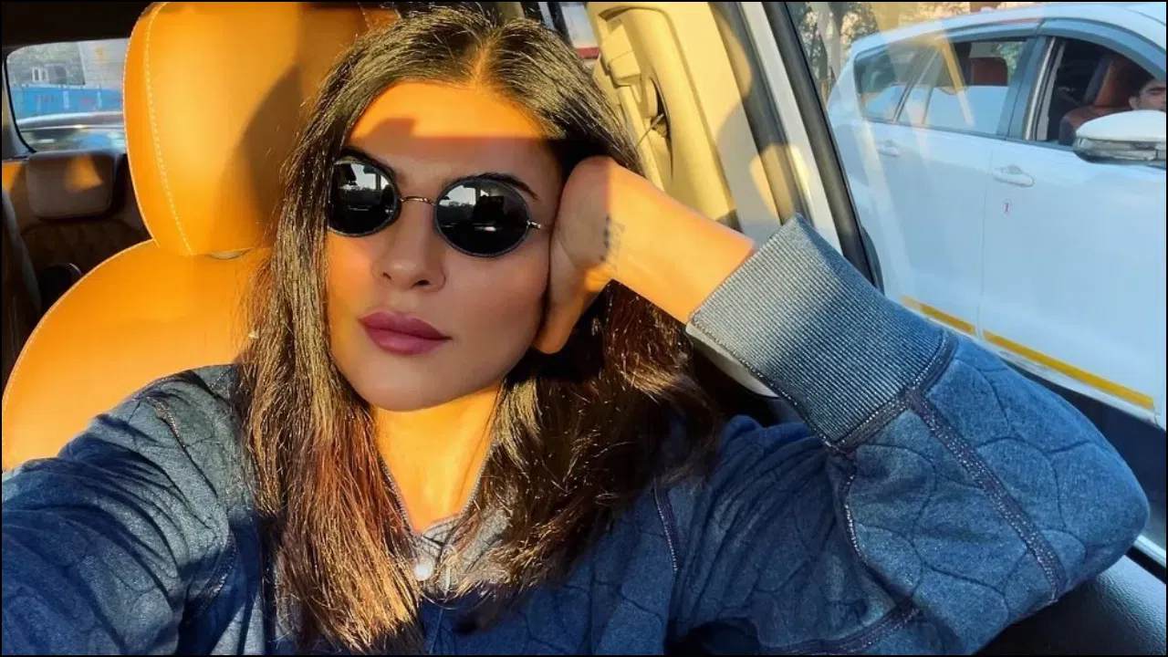 सुष्मिता सेनचे नाव माजी पाकिस्तानी क्रिकेटपटू वसीम अक्रम यांच्याशीही जोडले गेले होते. दोघांना एका टॉक शोमध्ये एकत्र पाहिले गेले होते जिथून त्यांच्या नात्याच्या अफवांना सुरुवात झाली होती. मात्र हे नाते फार काळ टिकले नव्हते.