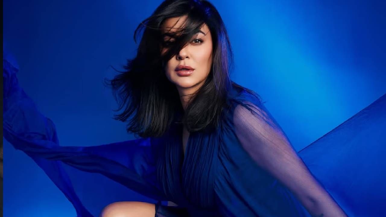 १९९४ मध्ये पहिल्यांदा मिस युनिव्हर्सचे किताब जिंकून सुष्मिता सेनने संपूर्ण भारताची मान गर्वाने उंचावली होती. ती हा मुकुट जिंकणारी पहिली भारतीय महिला होती. जगभरात आपल्या सौंदर्याची दमदारता सिद्ध केल्यानंतर अभिनेत्री चित्रपट इंडस्ट्रीकडे वळली.