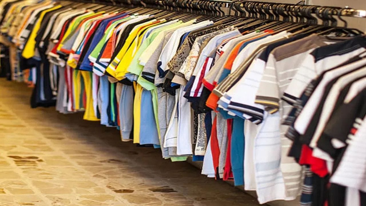 टी-शर्ट हे नाव त्याला त्याच्या विशिष्ट आकारामुळे मिळाले. जेव्हा हा शर्ट सपाट पृष्ठभागावर पसरवला जातो, तेव्हा ते इंग्रजी अक्षर 'T' सारखे दिसते. त्यामुळे याला टीशर्ट असे म्हणातात. 