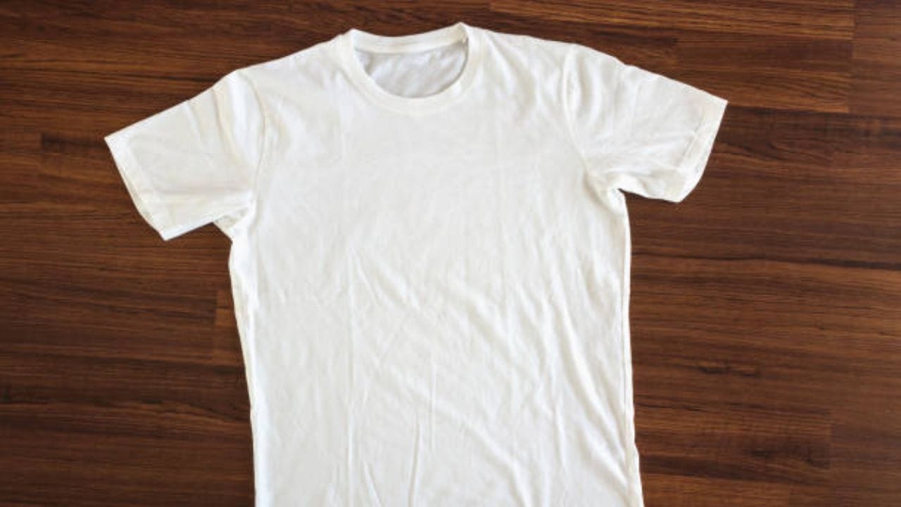 सुरुवातीला, टी-शर्ट्सचा वापर अंतर्वस्त्र म्हणून केला जात असे. 20  व्या शतकाच्या सुरुवातीला नौदल आणि कामगार थंडीपासून संरक्षण मिळवण्यासाठी ते आतमध्ये घालत असत.