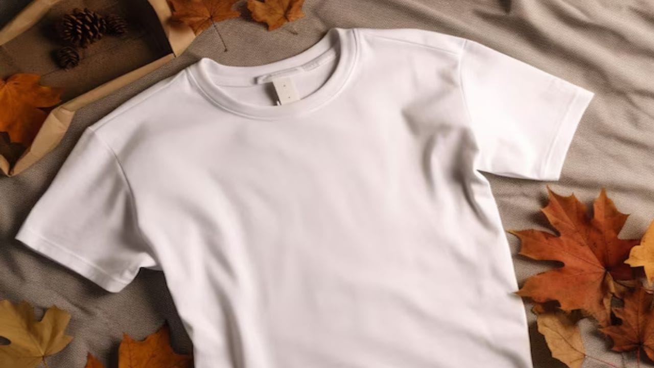 टी-शर्टची रचना अत्यंत सोपी असते. यात मुख्य शरीराचा भाग आणि बाजूला दोन बाह्या जोडलेल्या असतात, ज्यामुळे 'T' आकाराची रूपरेषा तयार होते. त्यामुळे याला टी शर्ट असे म्हटले जाऊ लागले. 