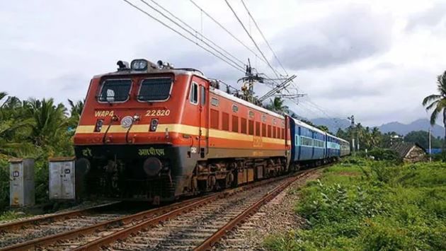 देशातील बहुसंख्य लोक हे रेल्वेमधून प्रवास करतात. रेल्वेमधील प्रवास हा तुलनेने अधिक सुरक्षित मानला जातो. परंतु रेल्वेने प्रवास करताना तुम्हाला वेगेवगळे नियम माहिती असणे गरजेचे आहे. असेच काही नियम हे मद्यासंबंधी आहेत.