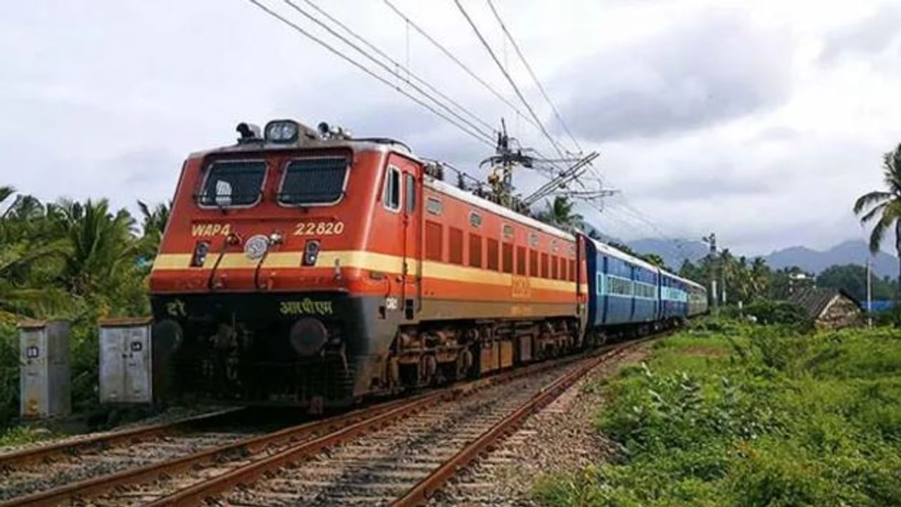 देशातील बहुसंख्य लोक हे रेल्वेमधून प्रवास करतात. रेल्वेमधील प्रवास हा तुलनेने अधिक सुरक्षित मानला जातो. परंतु रेल्वेने प्रवास करताना तुम्हाला वेगेवगळे नियम माहिती असणे गरजेचे आहे. असेच काही नियम हे मद्यासंबंधी आहेत.