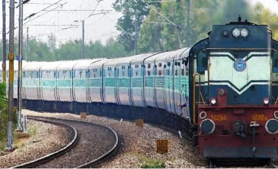 रेल्वे अॅक्ट 1989 च्या कलम 165 नुसार रेल्वेच्या अधिकाऱ्यांना प्रवाशांच्या संशयास्पद सामानाची तपासणी करण्याचा अधिकार असतो. एखादे सामान संशयास्पद वाटले तर रेल्वेचे अधिकारी ते सामान जप्तदेखील करू शकतात. भारतात बहुसंख्य राज्यात रेल्वेमध्ये दारू घेऊन जाण्यास मनाईच आहे. 