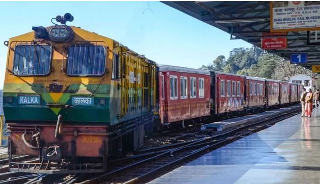 रेल्वेमध्ये बसून तुम्ही दारुबंदी असलेल्या राज्यात मद्याची बॉटल घेऊन गेले तर तुमच्यावर कायदेशीर कारवाई केली जाऊ शकते. आर्थिक दंडही भरावा लागू शकतो. त्यामुळे रेल्वेतून प्रवास करताना शक्यतो मद्याची बॉटल घेऊन जाणे टाळायला हवे.  