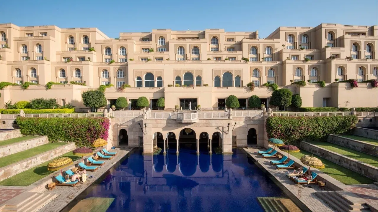 ट्रम्प ज्युनियर यांनी त्यांच्या भेटीसाठी आग्राचे प्रसिद्ध पंचतारांकित हॉटेल, द ओबेरॉय अमरविलास निवडले. हे हॉटेल त्याच्या उत्कृष्ट स्थानासाठी ओळखले जाते, कारण ते ताजमहालच्या अगदी जवळ आहे. हॉटेलच्या डिझाइनमुळे त्याच्या रुममध्ये जगातील या आश्चर्याचे आश्चर्यकारक दृश्ये पाहता येतात, ज्यामुळे ते परिसरातील सर्वात खास हॉटेल्सपैकी एक बनते. 