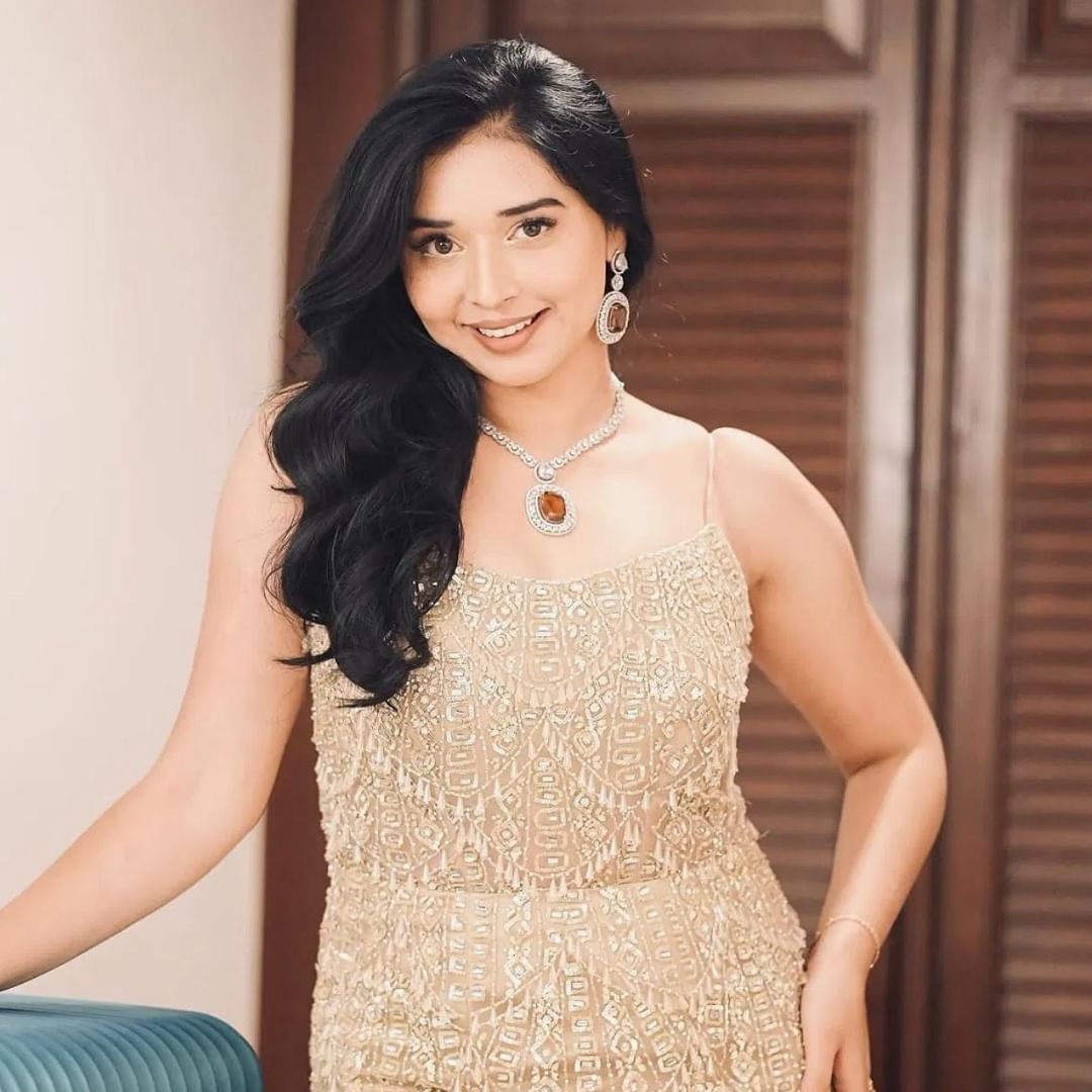  तान्या मित्तलने या ड्रेसवर घातलेला हा हार पाश्चात्य आणि पारंपारिक दोन्ही पोशाखांसह सुंदर दिसेल. या नेकलेसमध्ये अंडाकृती आकाराचे एक ब्राऊन रंगाचा डायमंड असलेले पेंडंट आहे जे फारच उठून दिसत आहे. कोणत्याही वेस्टन ड्रेसवर या डिझाईनचा हा नेकलेस नक्कीच सुंदर दिसेल. त्याचपद्धतीचे कानातले तिने घातले आहेत. 