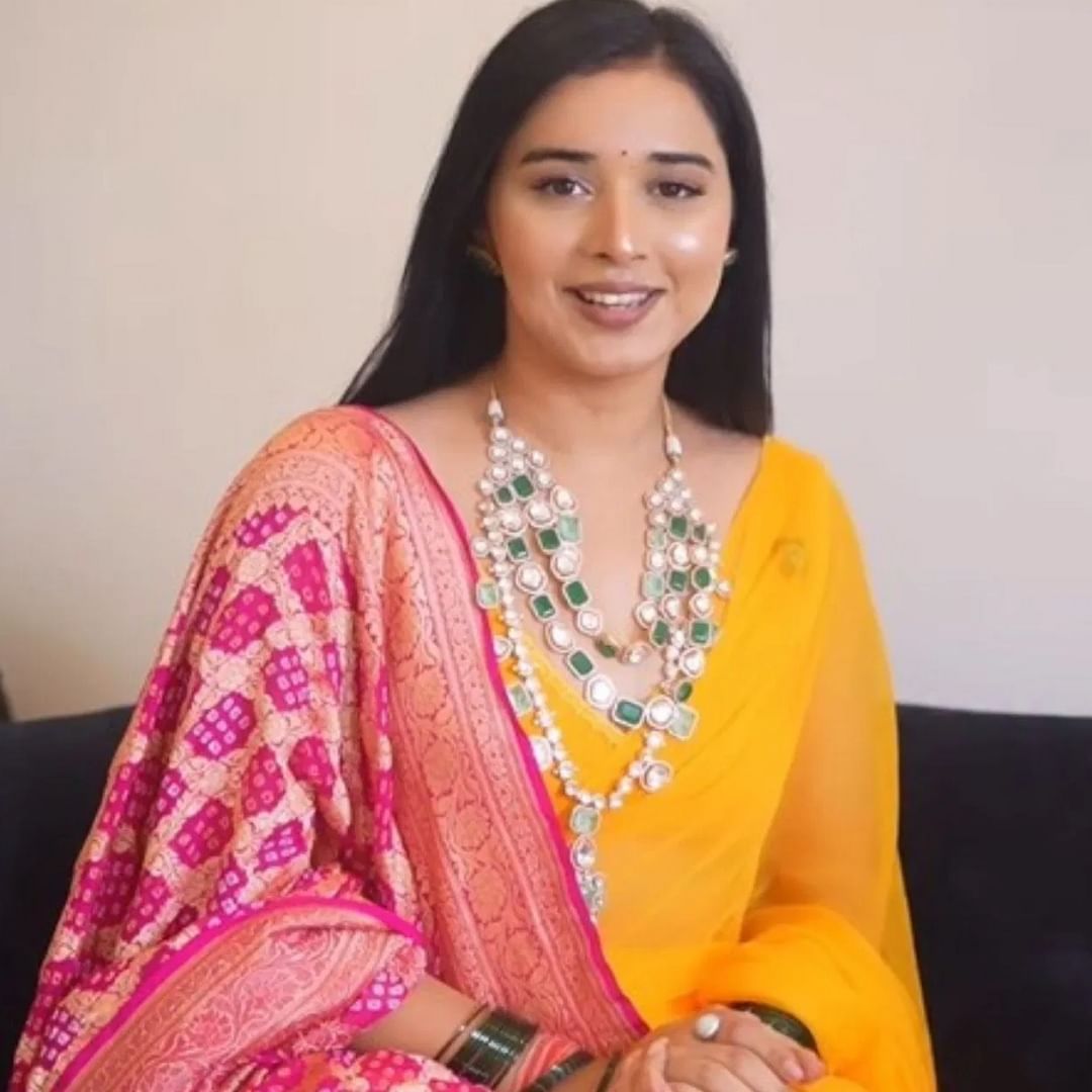 तान्या मित्तलचा हा मल्टी-स्ट्रँड नेकलेस खूपच सुंदर दिसतोय. त्यात पांढऱ्या आणि हिरव्या रंगाचे स्टोन आहेत. तसेच मणी आणि मोत्याचे डिटेलिंग आहे. तुम्ही हा नेकलेस कोणत्याही रंगाच्या पोशाखासोबत घालू शकता. 