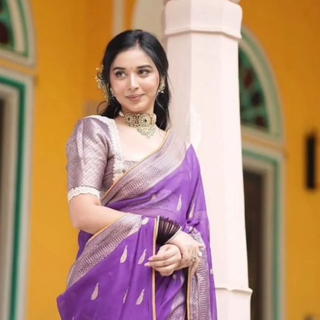 तान्या मित्तल चोकर सेटही फार हटके आहे. चोकर सेट्स आजकाल खूपच ट्रेंडमध्ये आहे. तान्या मित्तलने जांभळ्या साडीसोबत घातलेला हा चोकर सेट देखील तिच्या दागिन्यांमधलं एक सुंदर कलेक्शन आहे. या चोकर सेटमध्ये मणी, जेमस्टोन आणि एमराल्डचे परफेक्ट डिटेलिंग आहे. तसेच या चोकरच्या सेटसोबत असणारे कानातले देखील तिने घातले आहेत ज्यामुळे तिचा साडीचा लूक पूर्ण होत आहे.