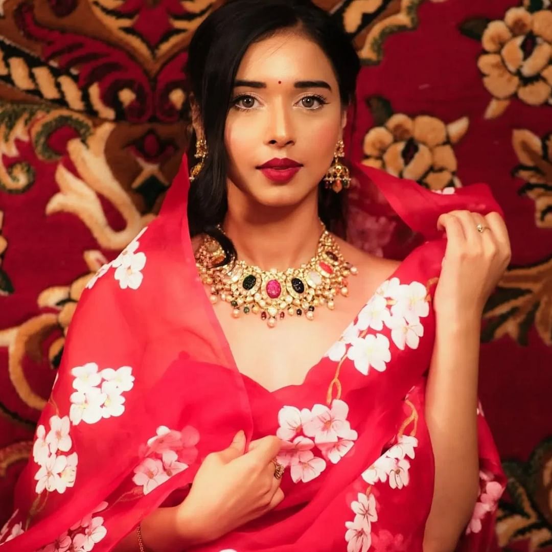 या फोटोमध्ये, तान्या मित्तलने नवरत्न हार घातलेला दिसत आहे, ज्यामध्ये नऊ मल्टीकलर रत्न आणि या नेकलेसला गोल्डन टच देखील आहे. या हाराला साजेसे कानातले देखील आहेत. साडी किंवा लेहेंग्यासोबत हा हार खूपच सुंदर दिसेल.