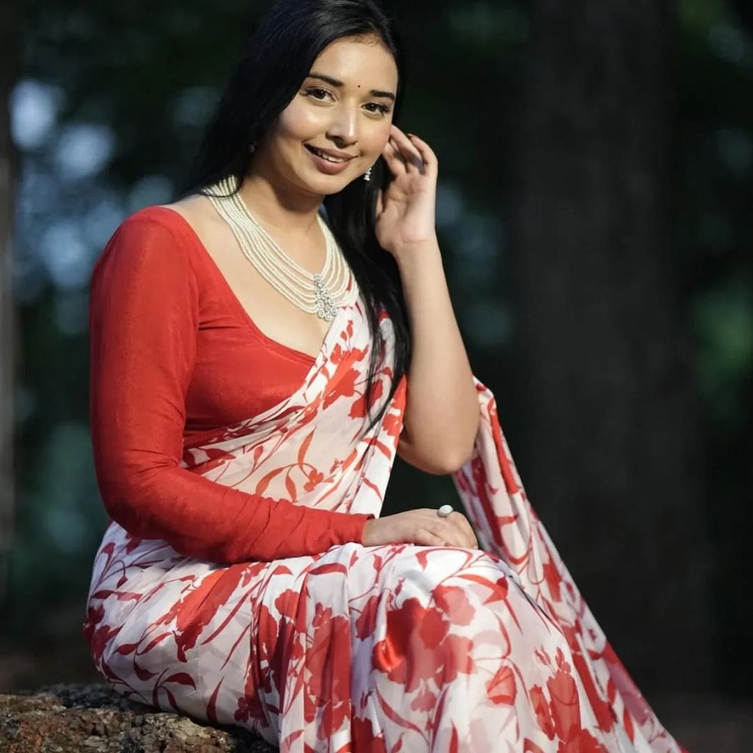 या फोटोत तान्या मित्तलने घातलेला मणी आणि हिऱ्यांनी जडलेला हार तिच्या कलेक्शनमधील एक सुंदर पीस आहे. या हाराचे चार ते पाच लेअर आहेत. ज्यामुळे तो घातल्याने एक आकर्षक लूक मिळतो. हाराचे लेअर मणी आणि मॅचिंग स्टड इअररिंग्जसोबत आहे. साडीपासून लेहेंग्यापर्यंत कोणत्याही पोशाखावर तो सुंदर दिसेल. 