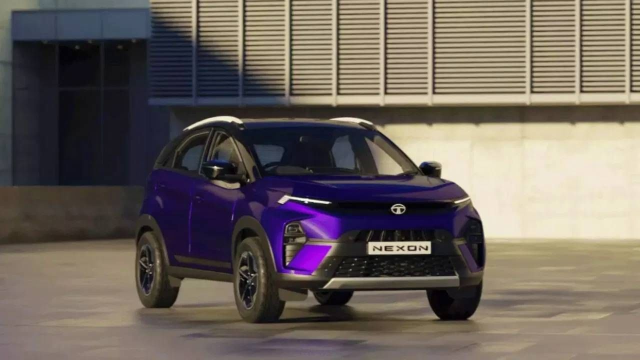 Tata Nexon Price : या गाडीला सुद्धा 5 स्टार सेफ्टी रेटिंग मिळालीय. BNCAP क्रॅश टेस्टमध्ये या गाडीला एडल्ट सेफ्टीत 32 पैकी 29.41 आणि चाइल्ड सेफ्टीत 49 पैकी 43.83 पॉइंट मिळालेत. या एसयूवीची किंमत 7 लाख 99 हजार रुपयाने (एक्स शोरूम) सुरु होते. (फोटो- टाटा मोटर्स)