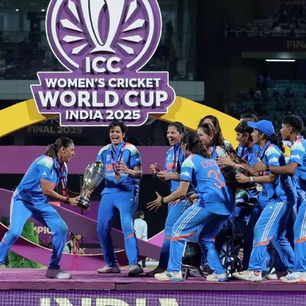 नुकतचं संपूर्ण देशात महिला क्रिकेट टीमच्या वर्ल्ड कप विजयाचं जोरदार सेलिब्रेशन झालं. लोकांनी सोशल मीडियावर टीमच कौतुक करताना हा देशासाठी अभिमानाचा क्षण असल्याचं म्हटलं.