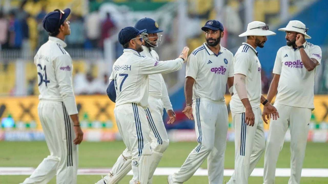 टेस्ट क्रिकेटच्या इतिहासातील ही पाचवी वेळ आहे की, जेव्हा टीम इंडिया विरुद्ध कुठल्या संघाने दुसऱ्या डावात 500 पेक्षा जास्त धावांची आघाडी घेतली आहे. यापूर्वी 2006 मध्ये पाकिस्तानने असं केलं होतं. पाकिस्तान टीमने कराची टेस्ट मॅचमध्ये हा कारनामा केलेला.  (PHOTO CREDIT- PTI)