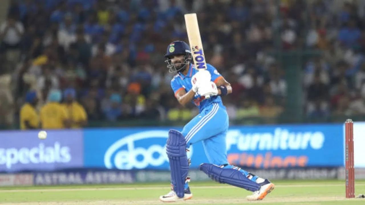 ओपनरच्या या शतकी खेळीनंतर ऋतुराजची सरासरी ही 56.66 इतकी झाली. ऋतुराजने यासह लिस्ट ए क्रिकेटमध्ये विराटला मागे टाकलं. आता भारतीय फलंदाजांच्या यादीत ऋतुराजच्या पुढे चेतेश्वर पुजारा विराजमान आहे. पुजाराने लिस्ट ए क्रिकेटमधdये 57.01 च्या सरासरीने धावा केल्या.  (PHOTO CREDIT- PTI)