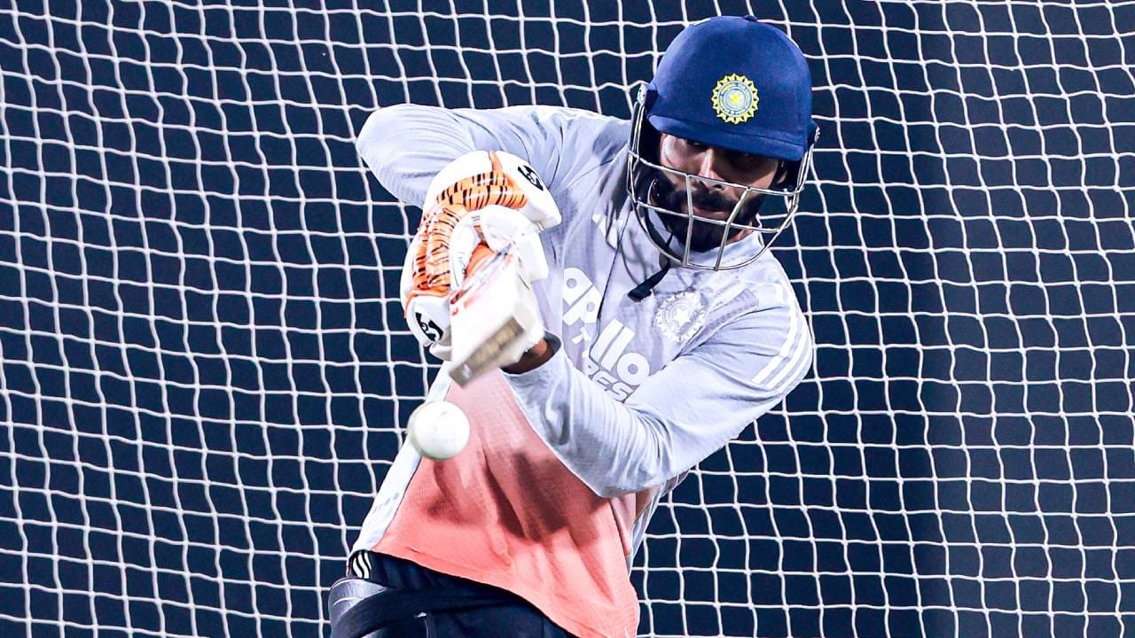 शुबमन गिल दुखापतग्रस्त असल्याने वनडे संघाची धुरा केएल राहुलकडे दिली आहे. त्यामुळे त्याच्या नेतृत्वात टीम इंडिया दक्षिण अफ्रिकेविरुद्धच्या पहिल्याच सामन्यात कशी कामगिरी करते याकडे लक्ष लागून आहे. पहिला सामना रांचीत होणार आहे. (Photo- BCCI Twitter)