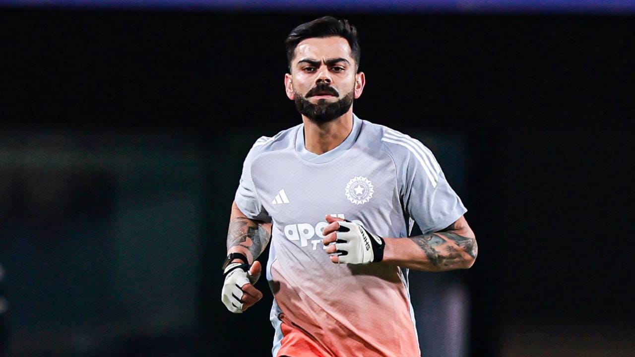 भारत आणि दक्षिण अफ्रिका तीन सामन्यांच्या वनडे मालिकेसाठी आमनेसामने येणार आहे. दोन सामन्यांच्या कसोटी मालिकेत 2-0 ने मात दिल्यानंतर दक्षिण अफ्रिकेचं मनोबल वाढलं आहे. असं असताना भारतीय संघाची रांचीच्या मैदानात कशी कामगिरी आहे ते जाणून घेऊयात. (Photo- BCCI Twitter)