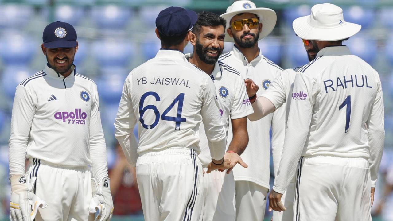 वर्ल्ड टेस्ट चॅम्पियनशिप स्पर्धेच्या चौथ्या पर्वात भारत आणि दक्षिण अफ्रिका आमनेसामने येणार आहेत. दोन सामन्यांची कसोटी मालिका पुढच्या प्रवासासाठी खूपच महत्त्वाची आहे. असं असताना विक्रमांच्या दृष्टीनेही या मालिकेकडे पाहीलं जात आहे. दरम्यान भारताच्या तीन फलंदाजांनी दक्षिण अफ्रिकेविरुद्ध द्विशतक आणि एका फलंदाजाने त्रिशतक ठोकलं आहे. (फोटो- बीसीसीआय)