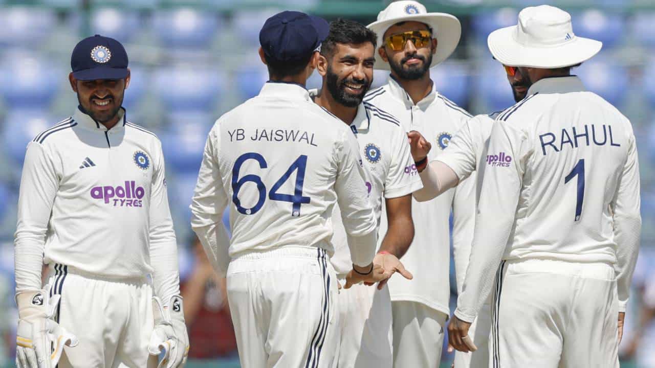 वर्ल्ड टेस्ट चॅम्पियनशिप स्पर्धेच्या चौथ्या पर्वात भारत आणि दक्षिण अफ्रिका आमनेसामने येणार आहेत. दोन सामन्यांची कसोटी मालिका पुढच्या प्रवासासाठी खूपच महत्त्वाची आहे. असं असताना विक्रमांच्या दृष्टीनेही या मालिकेकडे पाहीलं जात आहे. दरम्यान भारताच्या तीन फलंदाजांनी दक्षिण अफ्रिकेविरुद्ध द्विशतक आणि एका फलंदाजाने त्रिशतक ठोकलं आहे. (फोटो- बीसीसीआय)
