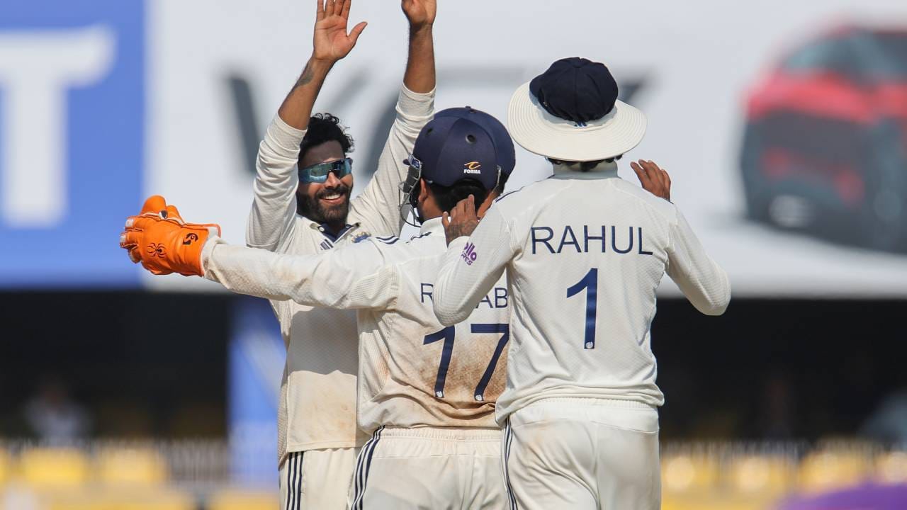 भारतीय संघाचा घरच्या मैदानावर सर्वात लाजिरवाणा कसोटी पराभव आहे. दक्षिण आफ्रिकेने गुवाहाटीमध्ये 408 धावांनी पराभूत केलं. यापूर्वी 2004 मध्ये भारताचा ऑस्ट्रेलियाकडून 342 धावांनी पराभव झाला होता. 2006 मध्ये पाकिस्तानने टीम इंडियाचा 341 धावांनी पराभूत केलं होतं. (Photo- BCCI Twitter)