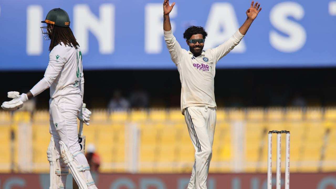 पहिल्या कसोटी सामन्यात भारताला 30 धावांनी पराभूत केल्यानंतर दुसरी कसोटी वाचवण्याचं आव्हान होतं. पण टीम इंडियाने दोन्ही डावात नांगी टाकली. पहिल्या डावात 201 धावा आणि दुसऱ्या डावात 140 धावांवर खेळ आटोपला. (Photo- BCCI Twitter)