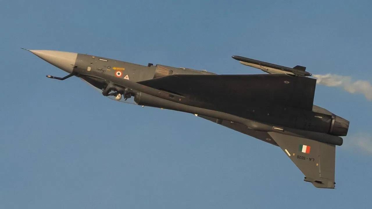 Tejas Fighter Jet Crash : ही गोष्ट फक्त तेजसच्या क्रॅशची नाही, किती खतरनाक असतो नेगेटिव G टर्न? सलाम त्या शूर विंग कमांडरला Tejas Fighter Jet Crash : ही गोष्ट फक्त तेजसच्या क्रॅशची नाही, किती खतरनाक असतो नेगेटिव G टर्न? सलाम त्या शूर विंग कमांडरला
