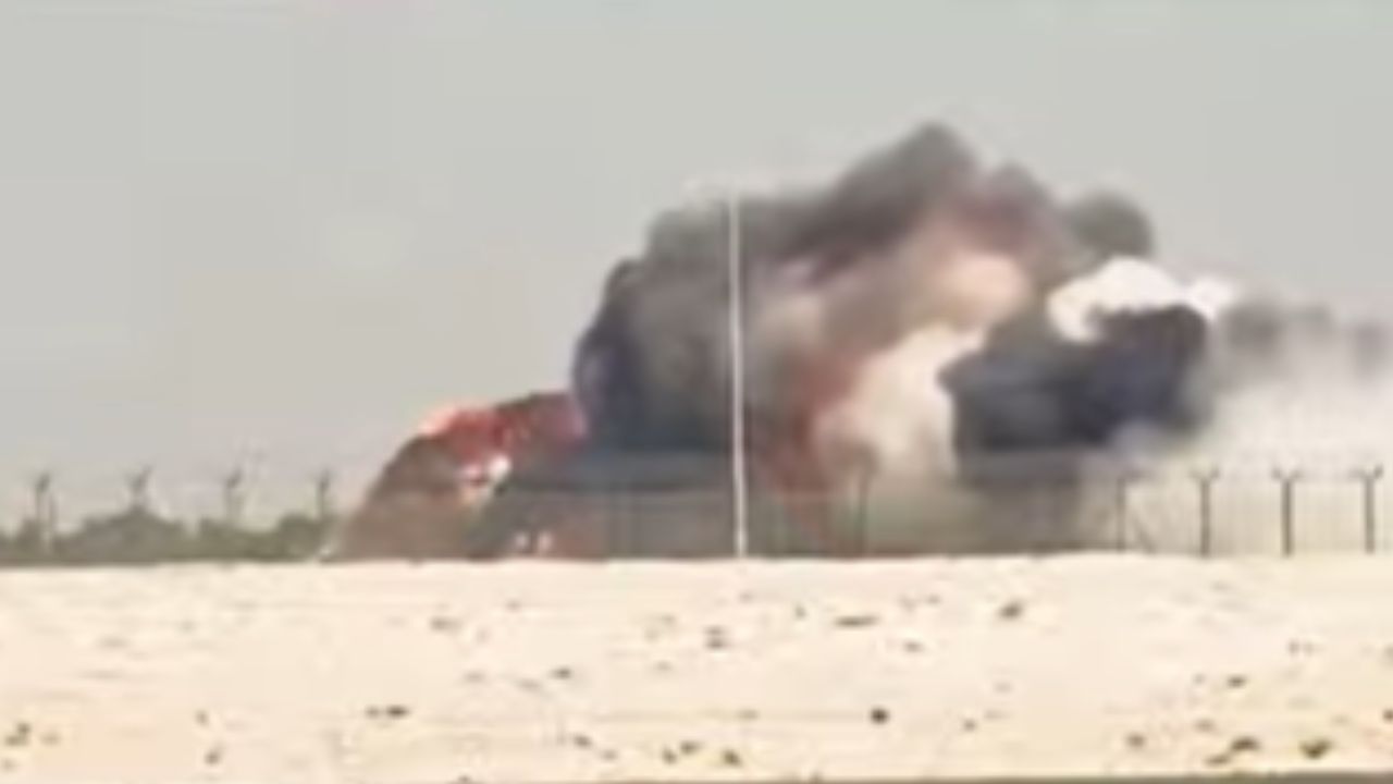 Tejas Plane Crash in Dubai : दुबई एअर शोदरम्यान भारताचं तेजस विमान कोसळलं, भारताला सर्वात मोठा झटका Tejas Plane Crash in Dubai : दुबई एअर शोदरम्यान भारताचं तेजस विमान कोसळलं, भारताला सर्वात मोठा झटका