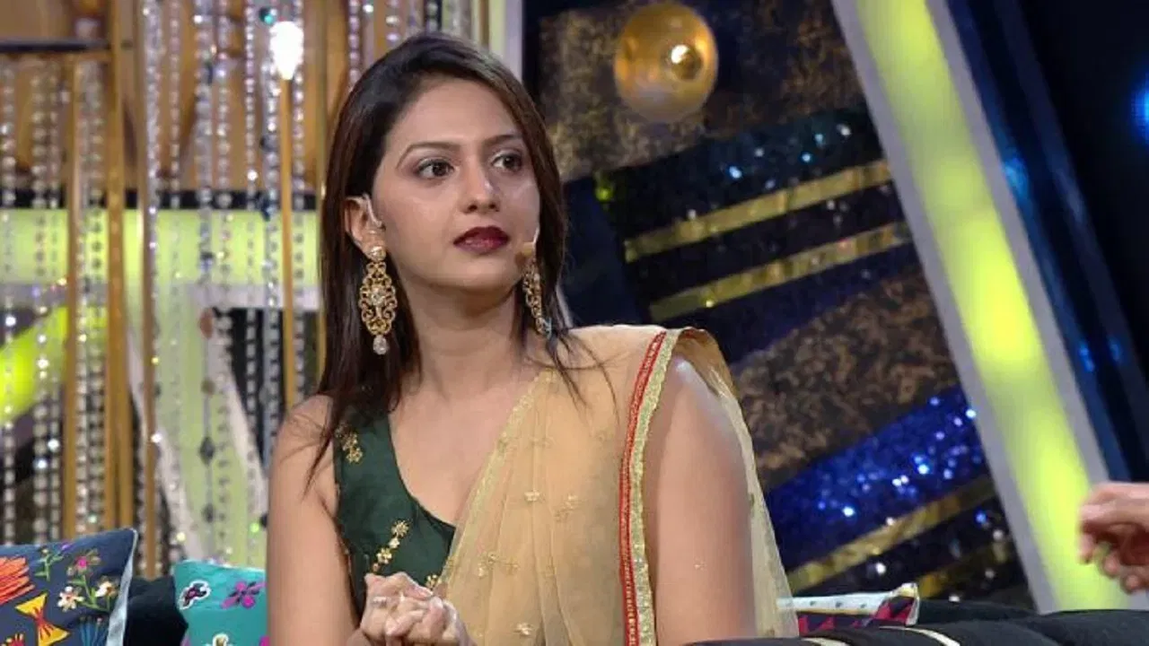 तेजश्रीने शेअर केलेल्या फोटोमध्ये ती एका सोफ्यावर बसली आहे. तिच्यासमोर एक माणूस बसला असून तो तिला काहीतरी समजावत आहेत. तेजश्री देखील त्यांचे बोलणे मन लावून ऐकत आहे. तिच्या समोर काही पेपरही ठेवले आहेत.