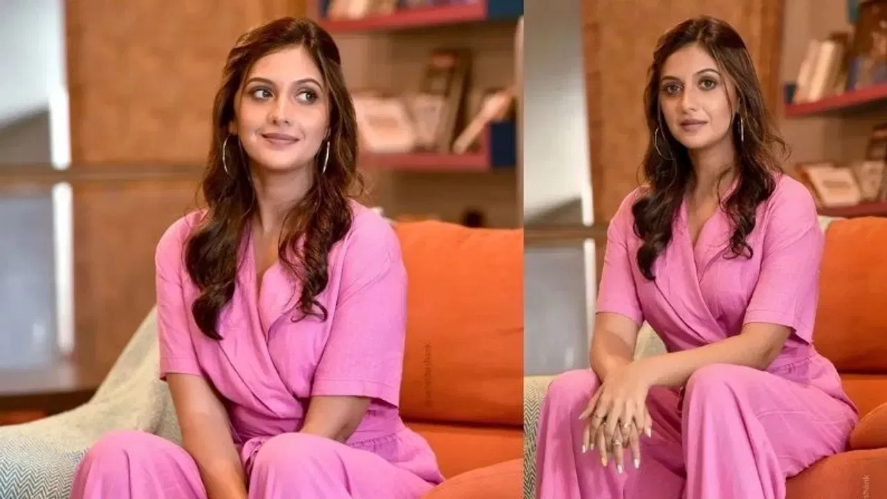 'वीण दोघांतली ही तुटेना' या मालिकेत तेजश्रीने स्वानंदीची भूमिका साकारली आहे. तिची ही भूमिका देखील प्रेक्षकांच्या विशेष पसंतीला उतरताना दिसत आहे. 