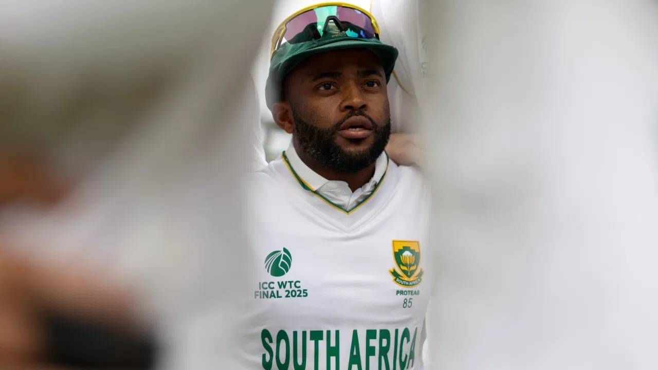 दक्षिण अफ्रिकेने कसोटी क्रिकेटमध्ये टेम्बा बावुमाच्या नेतृत्वात चांगली कामगिरी केली आहे. त्याच्या नेतृत्वात वर्ल्ड टेस्ट चॅम्पियनशिप स्पर्धेला गवसणी घातली आहे. आता भारत दौऱ्यातही दक्षिण अफ्रिका यश मिळवताना दिसत आहे. आता गुवाहाटी कसोटी जिंकताच टेम्बा बावुमा वर्ल्ड रेकॉर्ड करणार आहे. (फोटो-Getty Images)