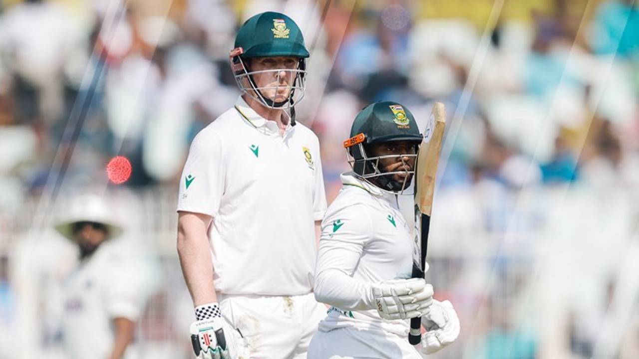 टेम्बा बावुमाच्या नेतृत्वात दक्षिण अफ्रिकेचा संघ एकही कसोटी सामना पराभूत झालेला नाही. त्याने 11 कसोटी सामन्यात संघाची धुरा सांभाळली. त्यात 10 सामन्यात विजय मिळवला. तर एक सामना ड्रॉ झाला आहे.  पाकिस्तानविरूद्धच्या मालिकेत दक्षिण अफ्रिकेचा पराभव झाला होता. पण तेव्हा टेम्बा बावुमा मालिकेत नव्हता. संघाची धुरा एडन मार्करमच्या खांद्यावर होती.  (फोटो- Proteas Men Twitter)