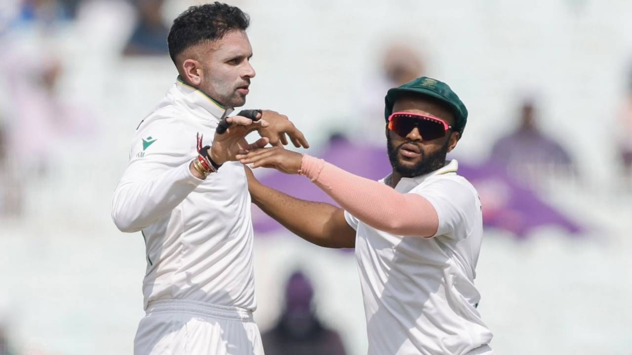 दक्षिण अफ्रिकेने पहिल्या कसोटी सामन्यात भारताला 30 धावांनी पराभूत केलं. यासह मालिकेत 1-0 ने आघाडी घेतली आहे. त्यामुळे मालिका विजयाची संधी दक्षिण अफ्रिकेकडे आहे. दुसरा कसोटी सामना ड्रॉ झाला तरी मालिका दक्षिण अफ्रिकेच्या नावावर होईल.  (फोटो- Proteas Men Twitter)