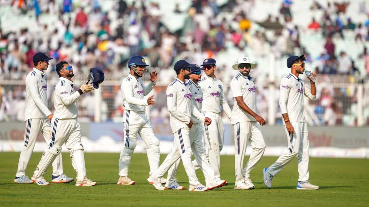 टीम इंडिया दक्षिण आफ्रिकेविरुद्धच्या 2 सामन्यांच्या कसोटी मालिकेत 0-1 ने पिछाडीवर आहे. दक्षिण आफ्रिकेने भारताचा पहिल्या कसोटीत 30 धावांनी पराभव केला. तर मालिकेतील दुसरा सामना हा 22 नोव्हेंबरपासून होणार आहे. (Photo Credit :PTI)