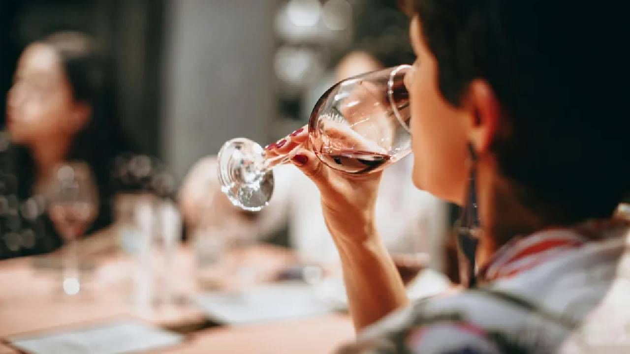 तर काही जण इतर देशात चिल्ड होण्यासाठी, जीवनाचा मनमुराद आनंद घेण्यासाठी जातात. येथील खा प्या मजा करा ही संस्कृती त्यांना जवळीच वाटते. अनेक जण त्यासाठी थायलंड या देशात जातात. पण तिथूनच एक अशुभ वार्ता येऊन धडकली आहे.