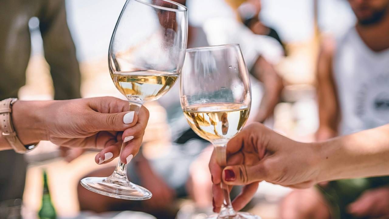 जर तुम्ही थायलंड जाण्याचा प्लॅन आखत असाल तर ही येथे दारु पिण्याविषयीच्या बदललेल्या नियमाविषयी जाणून घ्या. 8 नोव्हेंबरपासून हा नियम लागू झाला आहे. त्यामुळे अनेक पर्यटक हिरमुसले आहेत. काय आहे हा नवीन नियम?