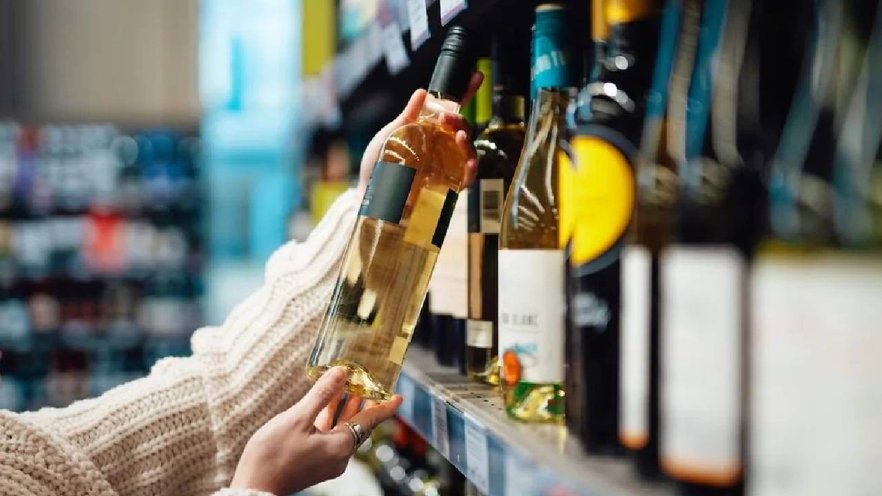 थायलंडमध्ये रिटेल शॉप आणि सुपरमार्केटमध्ये दुपारी 2 ते संध्याकाळी 5 वाजेपर्यंत दारु विक्रीवर बंदी आहे. तर परवाना प्राप्त मनोरंजन स्थळे, हॉटेल वा इतर ठिकाणी या नियमाला बगल देण्यात आली आहे. पूर्वी निर्बंध असलेल्या ठिकाणी दारु विक्री झाली तरी कानाडोळा होत होता.