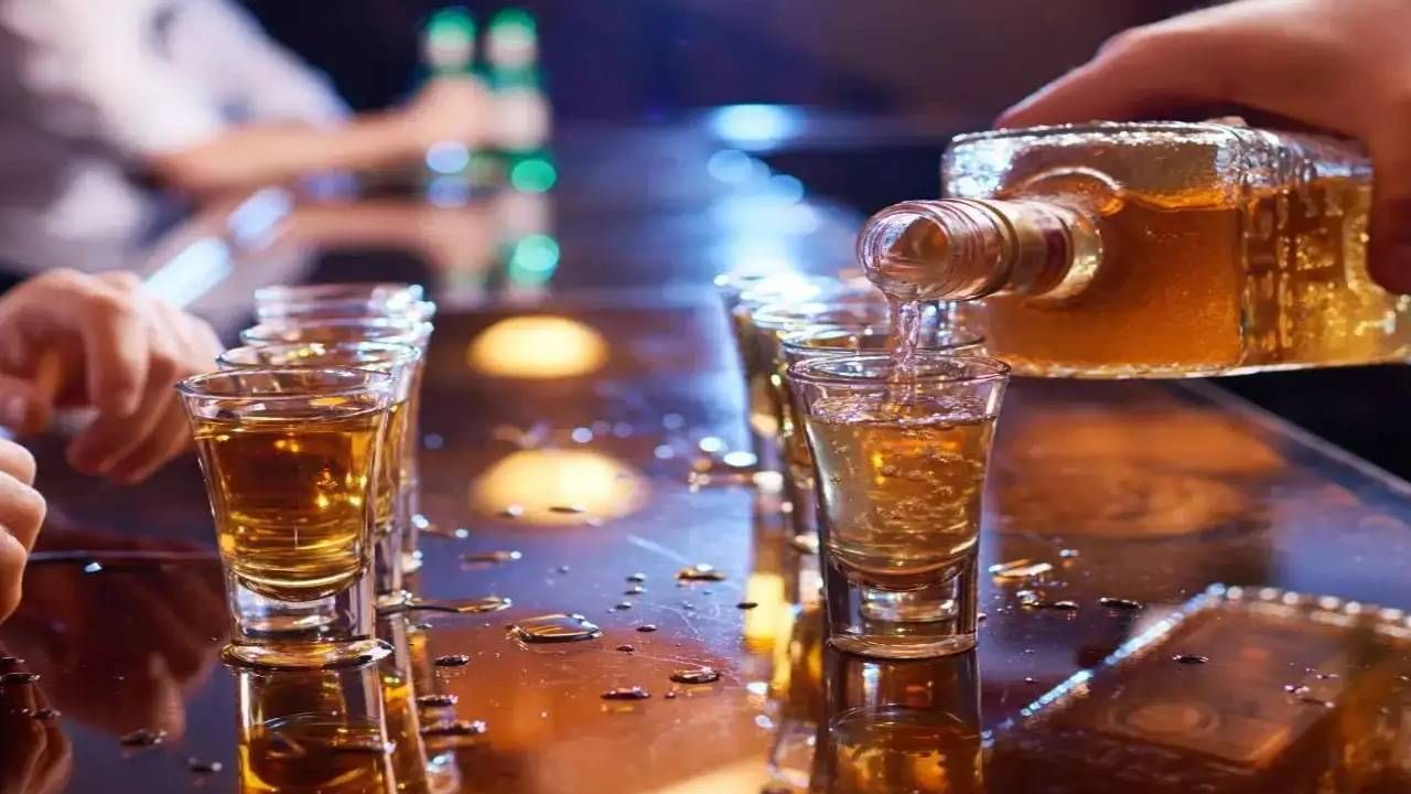 अनेक समाजात दारू पिणे हे निषेधार्य आहे. पण दारुच्या दुकानांची संख्या गेल्या काही वर्षात कित्येक पट्टीने वाढली आहे. किराणा दुकानावर सुद्धा दारु विक्रीचा विचार काही राज्य सरकारं करत आहेत. तर दारु पिण्याची वेळ शक्यतो संध्याकाळनंतरची मानली जाते. त्याला अनेक सन्मानिय अपवाद असू शकतात.