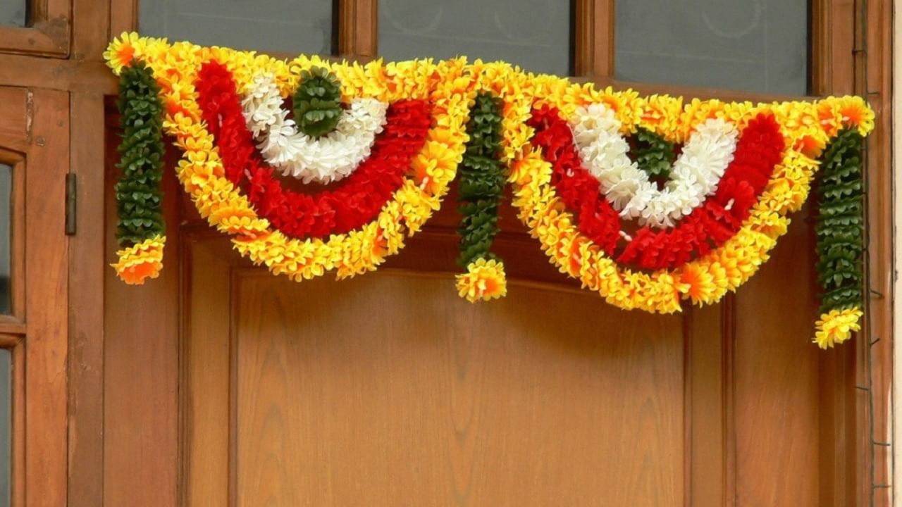 दरवाज्यात फुलांचे व पानांचे तोरण लावण्याचे आहेत अनेक फायदे, जाणून घ्या तोरणांशी संबंधित 'या' वास्तु टिप्स