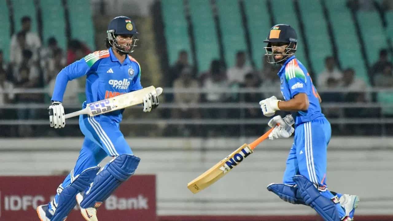 टीम इंडिया विरुद्ध दक्षिण आफ्रिका यांच्यातील एकदिवसीय मालिकेतील पहिला सामना हा रांचीतील जेएससीए आंतरराष्ट्रीय क्रिकेट स्टेडियममध्ये खेळवण्यात येत आहे. या सामन्यात केएल राहुल याच्या नेतृत्वात युवा खेळाडूचं 2 वर्षानंतर एकदिवसीय संघात कमबॅक झालं. मात्र या फलंदाजाला या संधीचा फायदा घेता आला नाही. (Photo Credit : PTI)