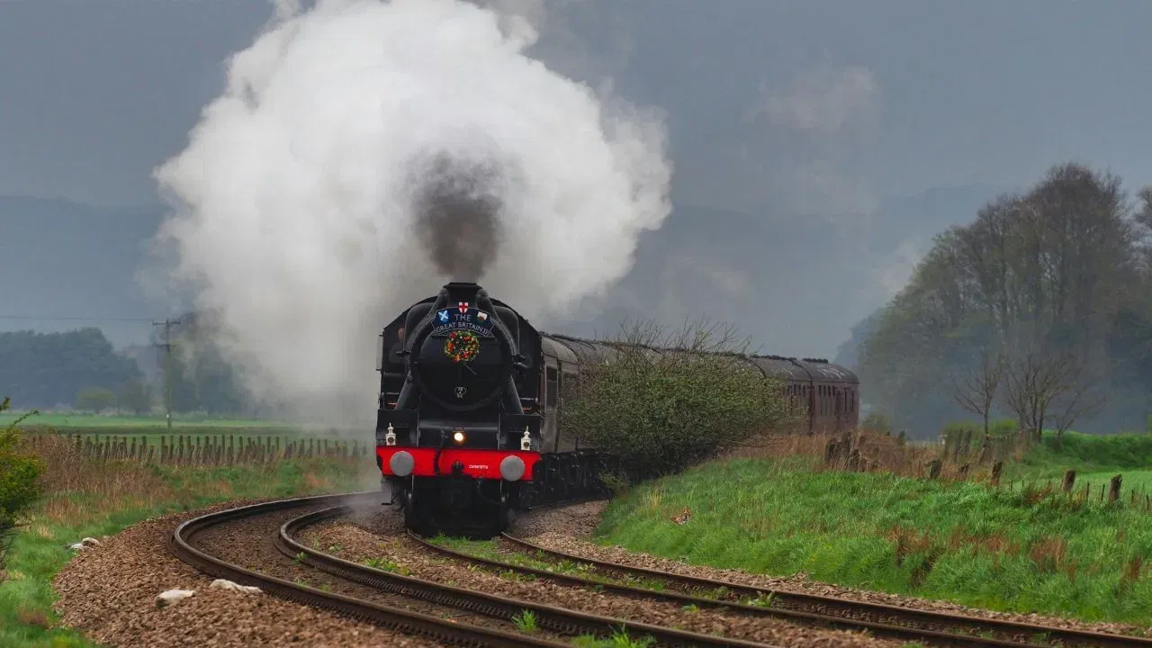 रेल्वेला एका तासाला किती लिटर डिझेल लागते हे डब्यांच्या संख्येवर आणि तिच्या वजनावर अवलंबून असते. 24 ते 25 डबे असलेल्या ट्रेनला एक किलोमीटर चालण्यासाठी अंदाजे 6 लिटर डिझेल लागते.  