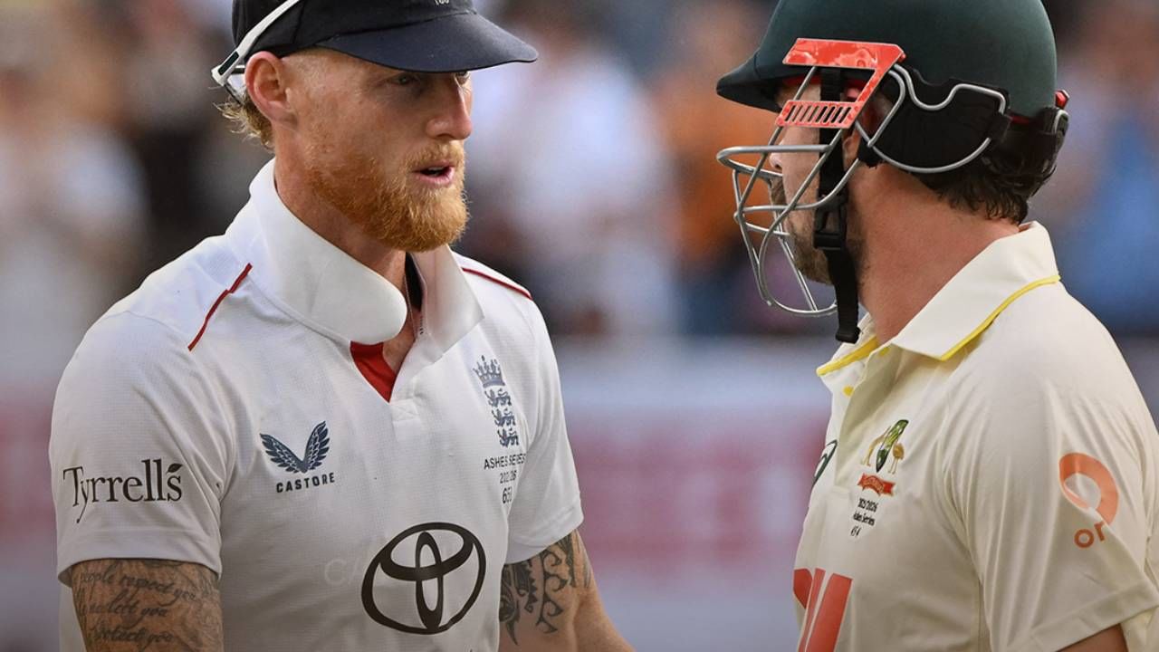 पर्थ कसोटी सामना पाच दिवसांचा असेल असा अंदाज बांधला जात होता. पण हा सामना दोन दिवसातच संपला. पहिल्या दिवशी पहिल्या डावात इंग्लंडचा संघ 172 धावांवर बाद झाला. तर ऑस्ट्रेलियाने दिवसाचा खेळ संपेपर्यंत 9 गडी गमावले होते. दुसऱ्या दिवशीचा खेळ सुरु झाला आणि ऑस्ट्रेलियाचा शेवटचा गडी 132 धावा असताना बाद झाला. (फोटो- ICC Twitter )