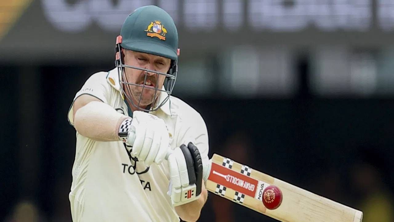 रविवारी सामना पाहण्यासाठी 60 हजार लोकांनी तिकिटे बुक केली होती. परंतु ट्रेव्हिस हेडच्या आक्रमक खेळीमुळे पहिला कसोटी सामना दुसऱ्या दिवशीच संपला. त्यामुळे उर्वरित दिवसांची तिकिटे विक्रीही वाया गेली. या तिकिट विक्रीतून क्रिकेट ऑस्ट्रेलियाला सुमारे 3 दशलक्ष डॉलर्स मिळण्याची अपेक्षा होती. (फोटो- PTI ) 