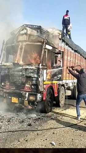 ट्रकला आग पण ड्रायव्हरच्या हुशारीमुळे लाखो रुपयाचं सोयाबीन वाचलं