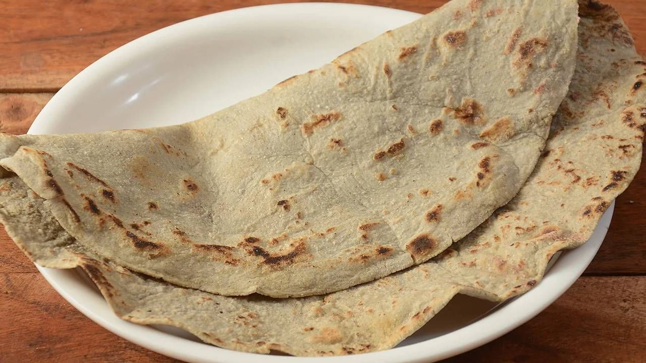 बाजरी किंवा ज्वारीची भाकरी खाल्ली पाहिजे. बाजरी आणि ज्वारी दोन्ही पचनासाठी हलक्या असतात. शिवाय यांच्यामध्ये कॅलरी खूप जास्त कमी असतात. 