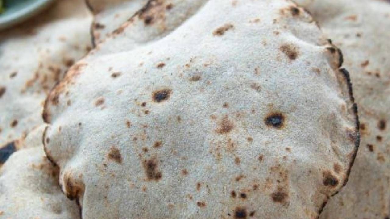 जवळपास लोक जेवणात गव्हाची चपाती खातात. मात्र, गव्हाच्या चपातीमुळे वजन वाढण्याची शक्यता अधिक असते. अशावेळी जेवणात गव्हाची चपाती खाणे टाळावे. 